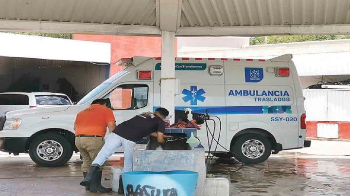En lavadero público, asean ambulancias de la Secretaría de Salud en Yucatán 