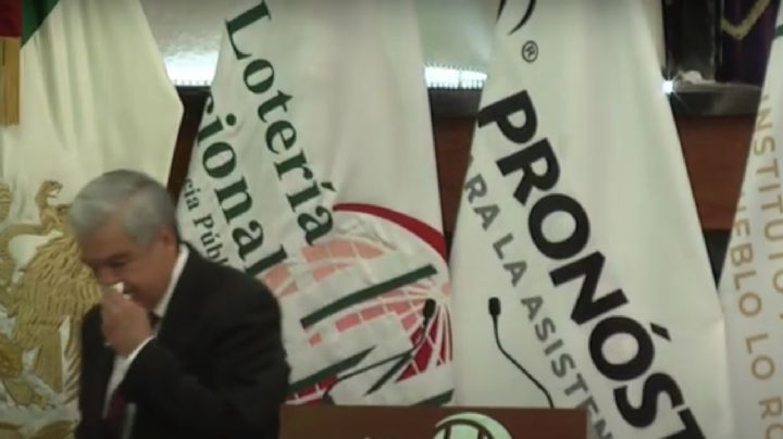 Director de la Lotería Nacional llora en pleno discurso del sorteo del avión (VIDEO)