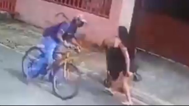 prototipo proteger paño Indignación: Sujeto levanta la falda a mujer, pero es detenido por policías  (VIDEO) | PorEsto
