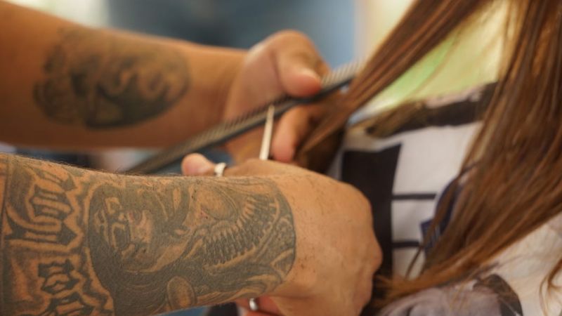 Recaudan fondos para niña de 9 años cortando el cabello en las calles de Campeche