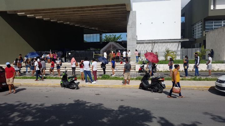 Padres de familia abarrotan oficinas de la Secretaría de Educación en Playa del Carmen