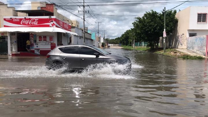 Lluvia deja calles inundadas en Cancún; piden tomar precauciones