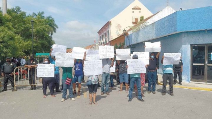 Extrabajadores de gobierno se manifiestan en Palizada, piden liquidación justa