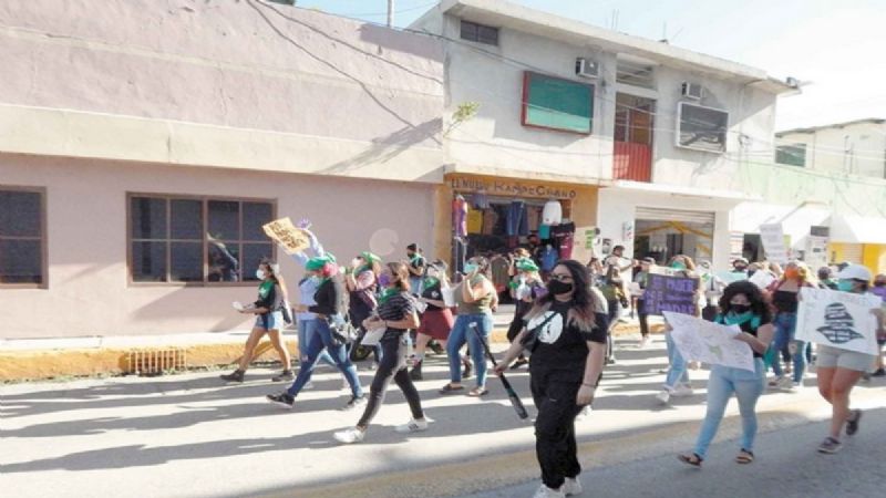 Marchan a favor del aborto legal en Ciudad del Carmen