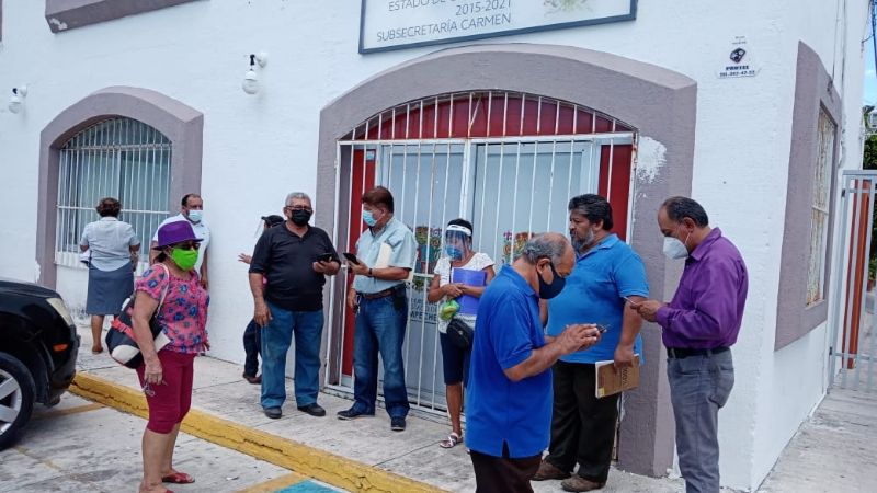 Por falta de agua, vecinos se manifiestan ante dependencia en Ciudad del Carmen