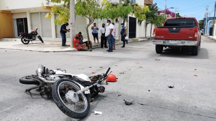 Motociclista choca contra camioneta que no respetó su alto en Ciudad del Carmen