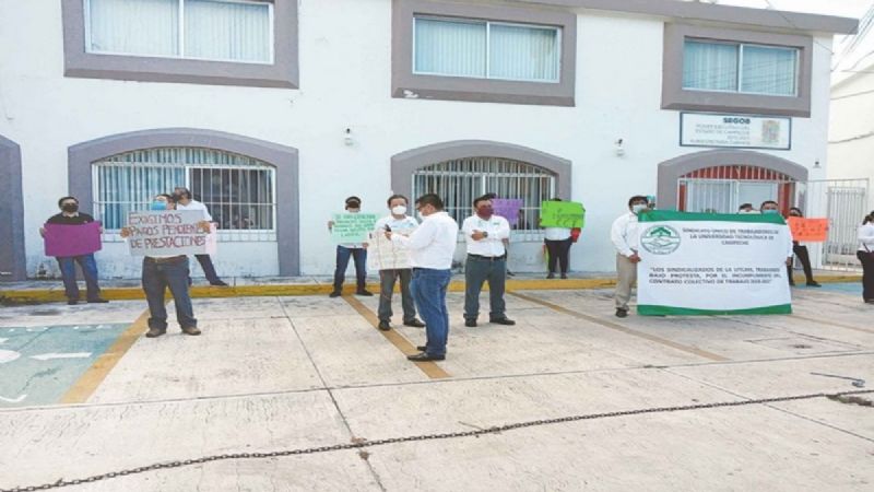 Sindicalizados de la Universidad Tecnológica de Campeche protestan por adeudos salariales