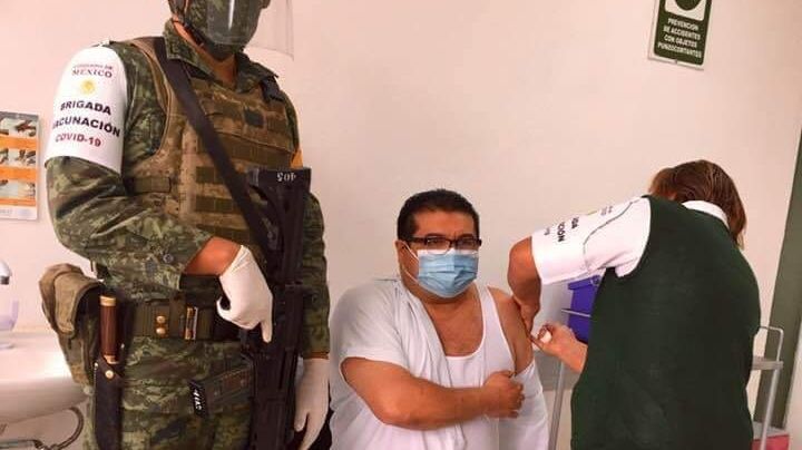 Miguel Cutz Medina, primer enfermero de Oxkutzcab en recibir vacuna anticovid