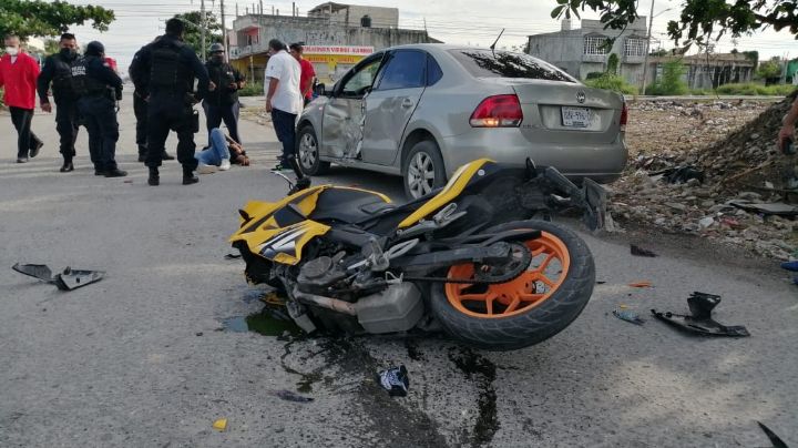 Locutor de radio choca su moto contra automóvil en Cancún