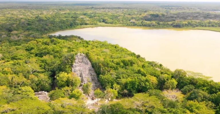 Youtuber extranjero se fue a vivir con una familia maya en medio de la selva  