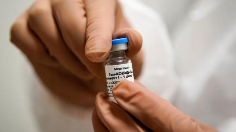 Pfizer y AstraZeneca comprometen producción de vacunas hasta 2022