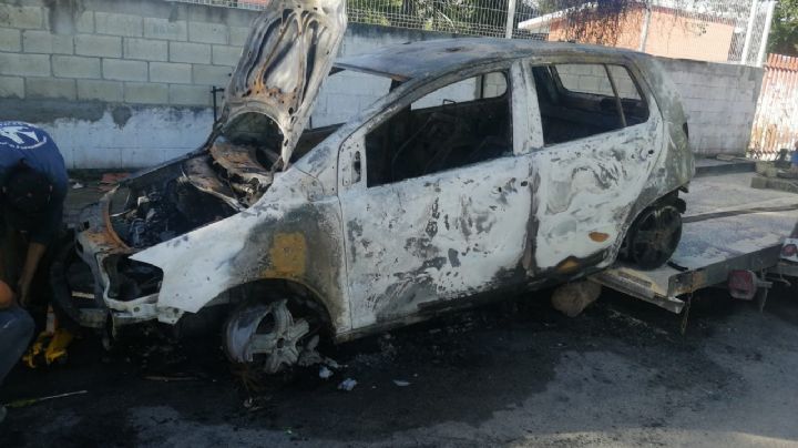 Automóvil arde en llamas en la calle Celul de Chetumal