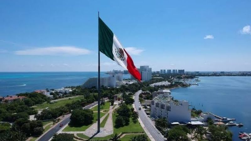 Bandera monumental de la zona hotelera de Cancún cumple 23 años
