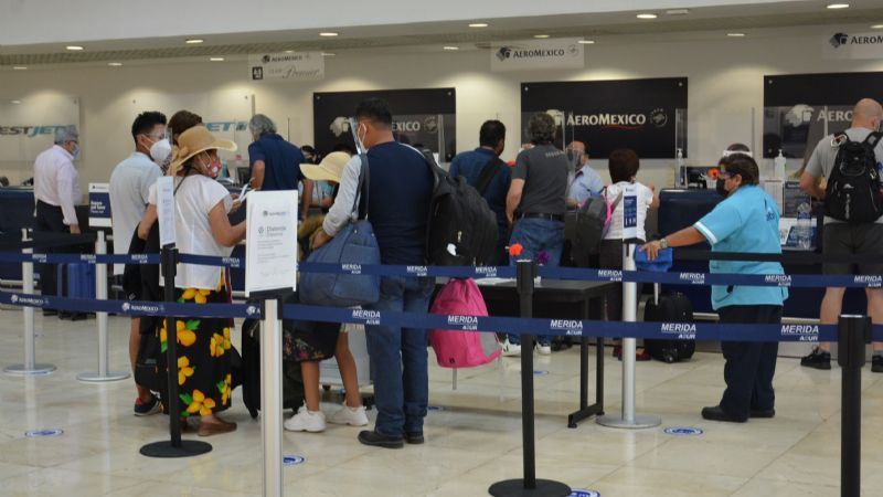 Aeroméxico baja a pasajera por no querer usar cubrebocas en un vuelo a Mérida
