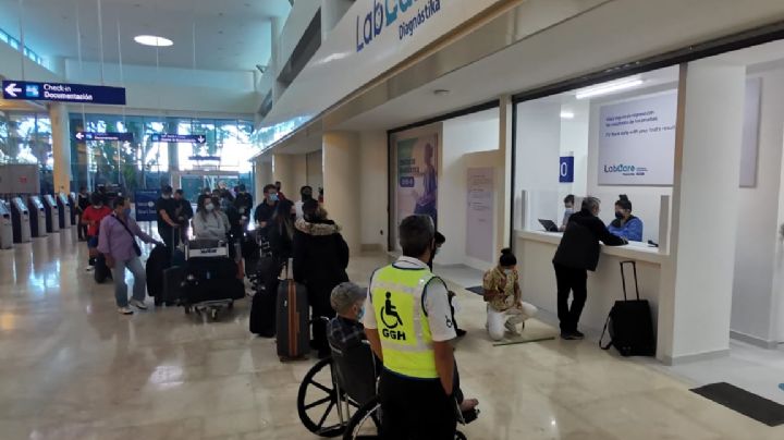 Turistas cubanos quedan varados en el Aeropuerto de Cancún