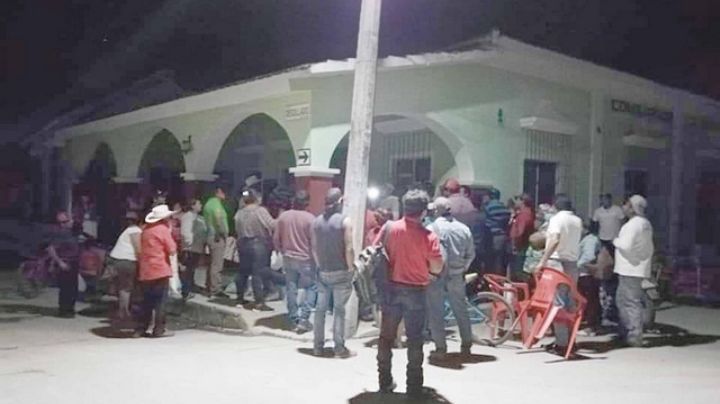 Ciudadanos duermen fuera del INE para tramitar credencial en Palizada