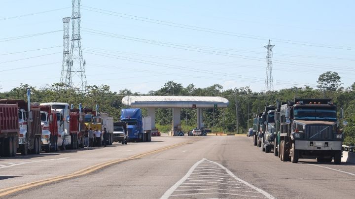 Volqueteros advierten bloqueo indefinido en carreteras de Lázaro Cárdenas