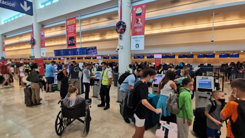 Viajeros abarrotan la Terminal 3 del aeropuerto de Cancún con 134 vuelos internacionales