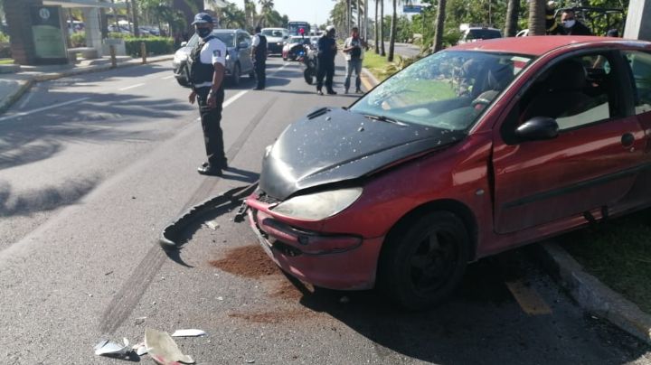 Automóvil se estampa contra Pipa en la Zona Hotelera de Cancún