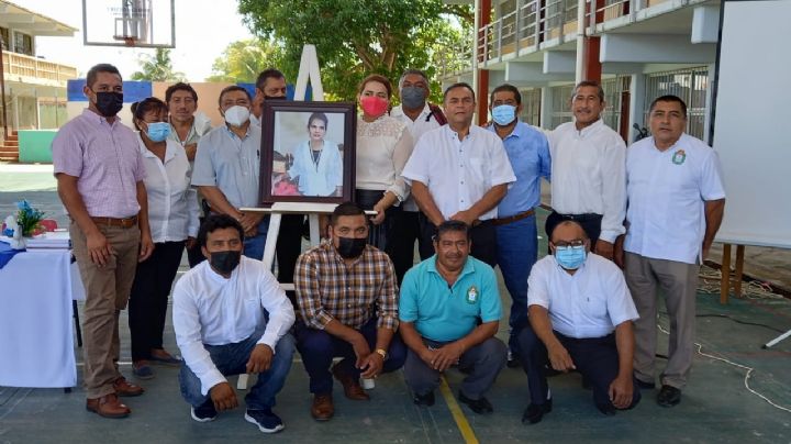 Rinden homenaje póstumo a maestra, tras 61 años de docencia en Palizada