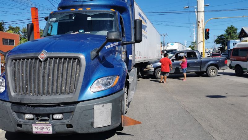 Camioneta choca contra tráiler en Ciudad del Carmen; mujer termina con crisis nerviosa