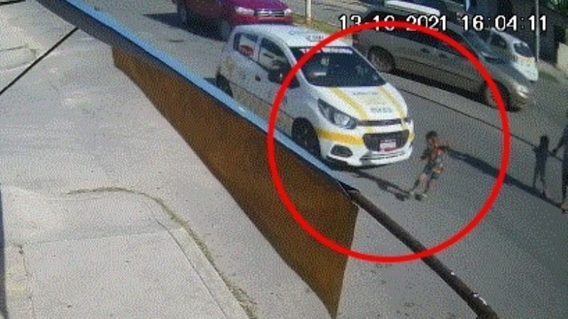 Taxista atropella y arrastra por varios metros a niño de 3 años en Chetumal: VIDEO