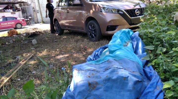 Vecinos denuncian un auto abandonado en un predio baldío de Ciudad del Carmen