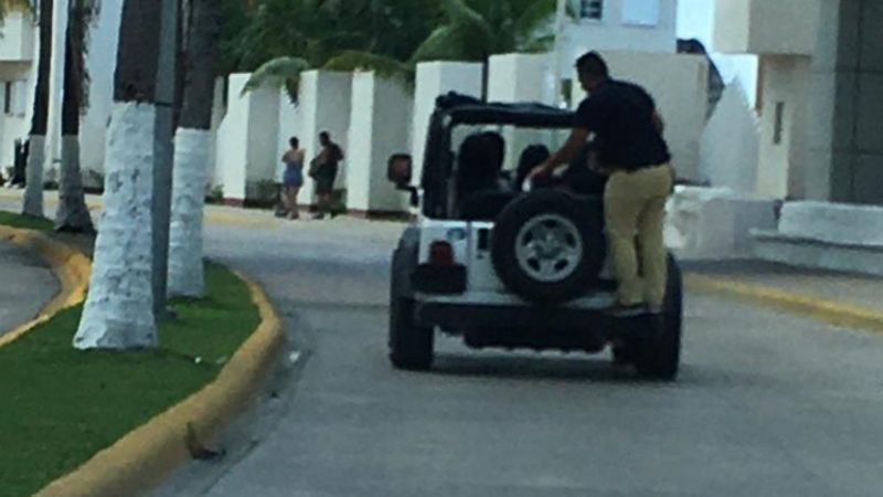 Turista viaja colgado detrás de un automóvil en movimiento en Cozumel: VIDEO