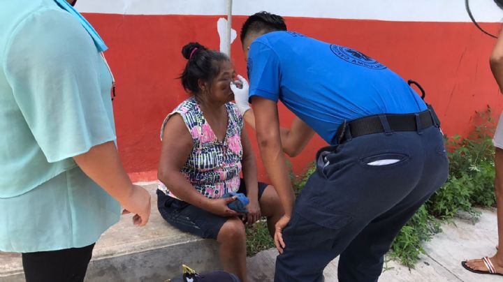 Policías ignoran a mujer que pedía auxilio tras caer de su triciclo en la Av. 135 de Cancún