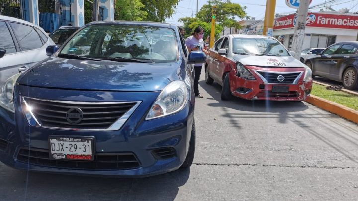 Automóvil choca contra un taxi en la colonia Fátima en Ciudad del Carmen