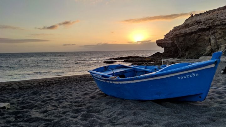 Migrante muere dentro de un bote con 44 pasajeros; son rescatados en Islas Canarias