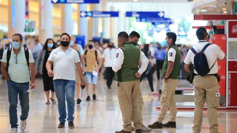 Viola Migración los derechos humanos de extranjeros en el aeropuerto de Cancún