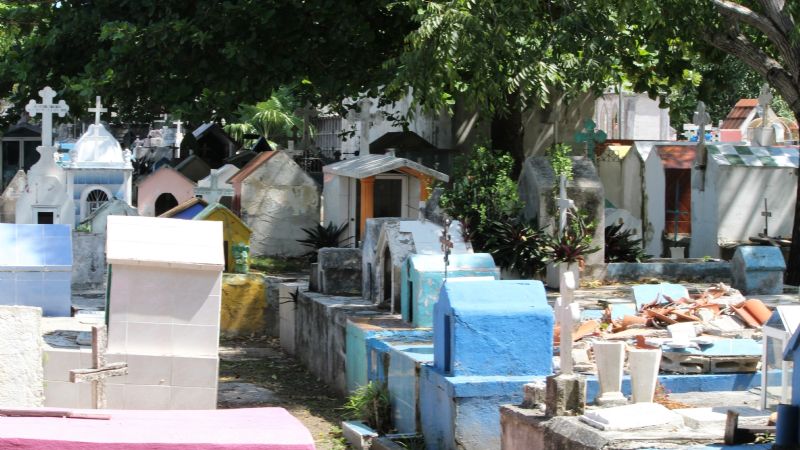 Si no pagamos, sacan los restos de las tumbas: Familiares de difuntos en panteón de Cancún
