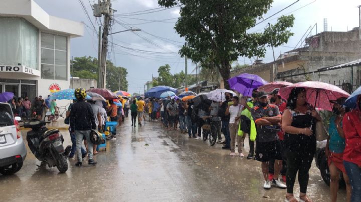 Aún con lluvia, rezagados aglomeran módulo de vacuna anticovid en la Región 94 de Cancún: EN VIVO
