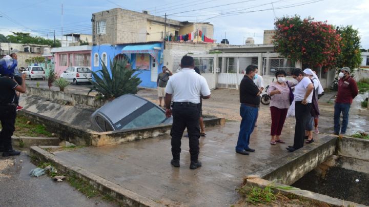 Sacerdote pierde el control de su vehículo y termina dentro de un canal de agua en Campeche
