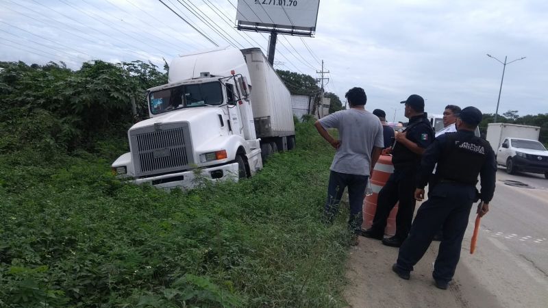 Se registra accidente de tráiler en la carretera Cancún-Playa del Carmen