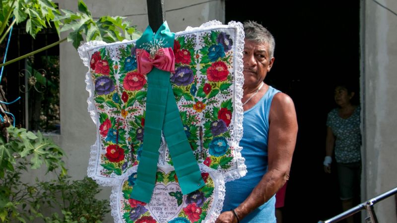 Feligreses celebran la Santa Cruz de Popox en Tekit, Yucatán