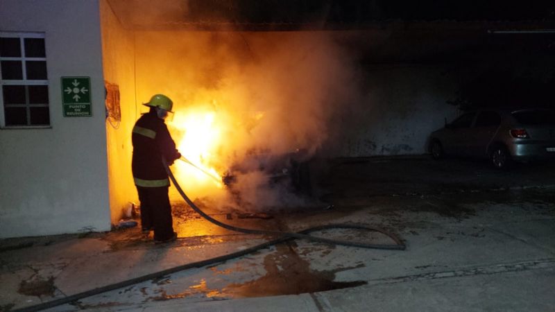 Incendian camioneta en complejo habitacional de Ciudad del Carmen