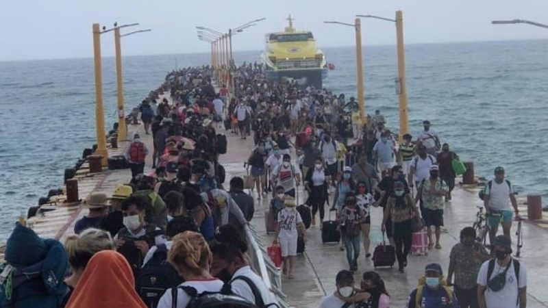 Pasajeros saturan cruces de Playa del Carmen a Cozumel; cientos de turistas quedan varados