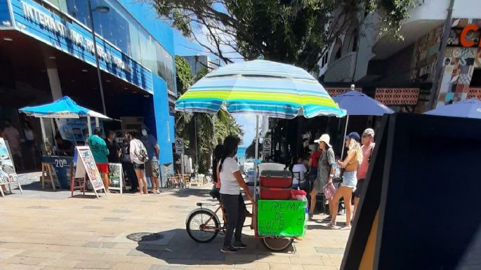 Turistas se quejan de vendedores ambulantes en la Quinta Avenida de Playa del Carmen