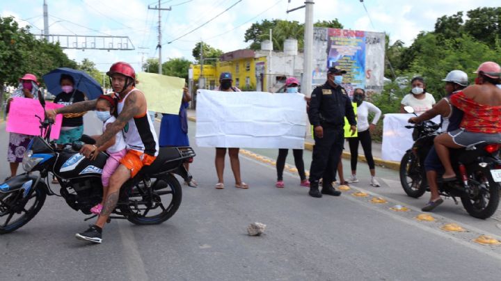 Vecinos bloquean carretera para exigir alumbrado público en Mérida: VIDEO