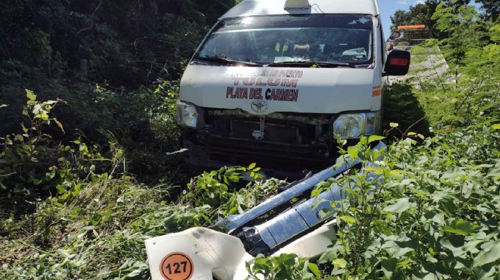 Chofer de combi pierde el control y acaba en la maleza sobre la carretera Carrillo Puerto-Tulum