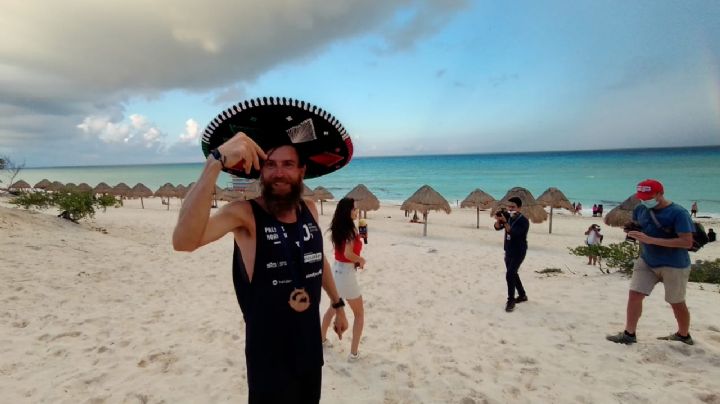 Así celebró el Forrest Gump alemán su llegada a las playas de Cancún