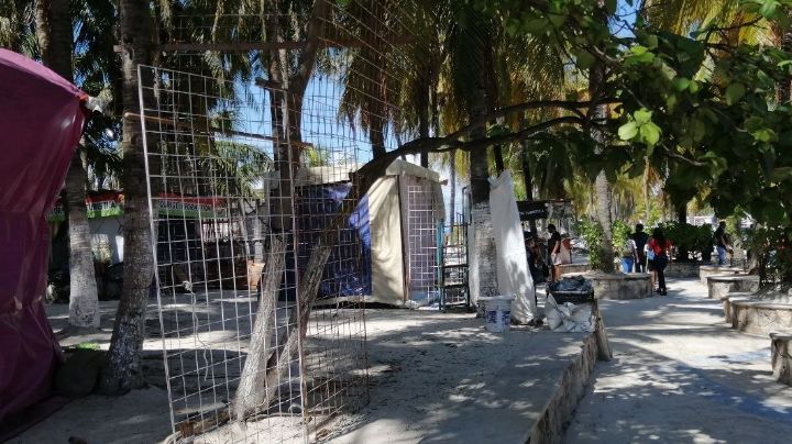 Autoridades retiran a vendedores ambulantes del malecón de Isla Mujeres