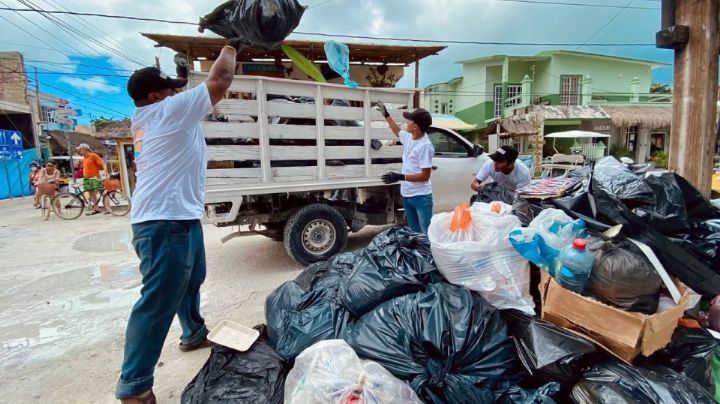 Retoman recolección de basura tras acumulación de desechos en calles de Holbox