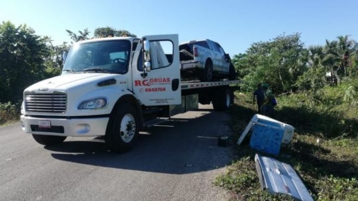 Camioneta vuelca sobre la carretera de Lázaro Cárdenas: hay dos lesionados