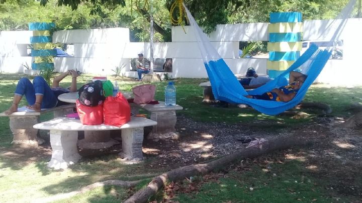 Familias acampan en el Hospital General para cuidar a sus enfermos en Playa del Carmen