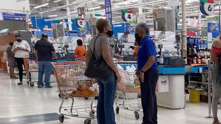 Abuelitos empacadores, víctimas de menosprecio de compradores en Cancún