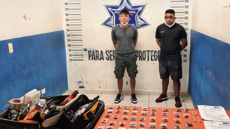 Detienen a dos personas con 41 bolsitas de droga en Playa del Carmen
