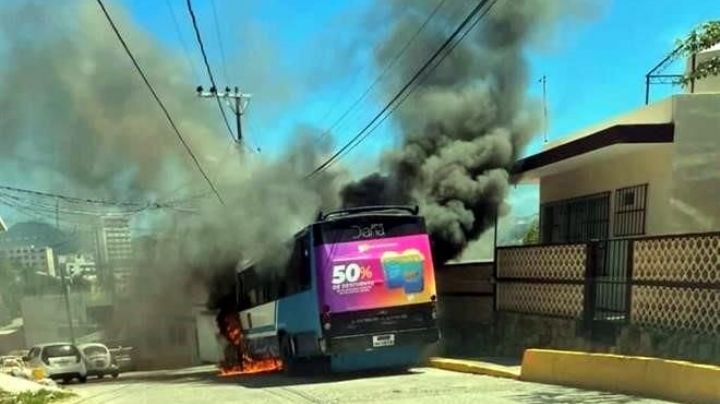 Incendian autobús de pasajeros en Acapulco: VIDEO